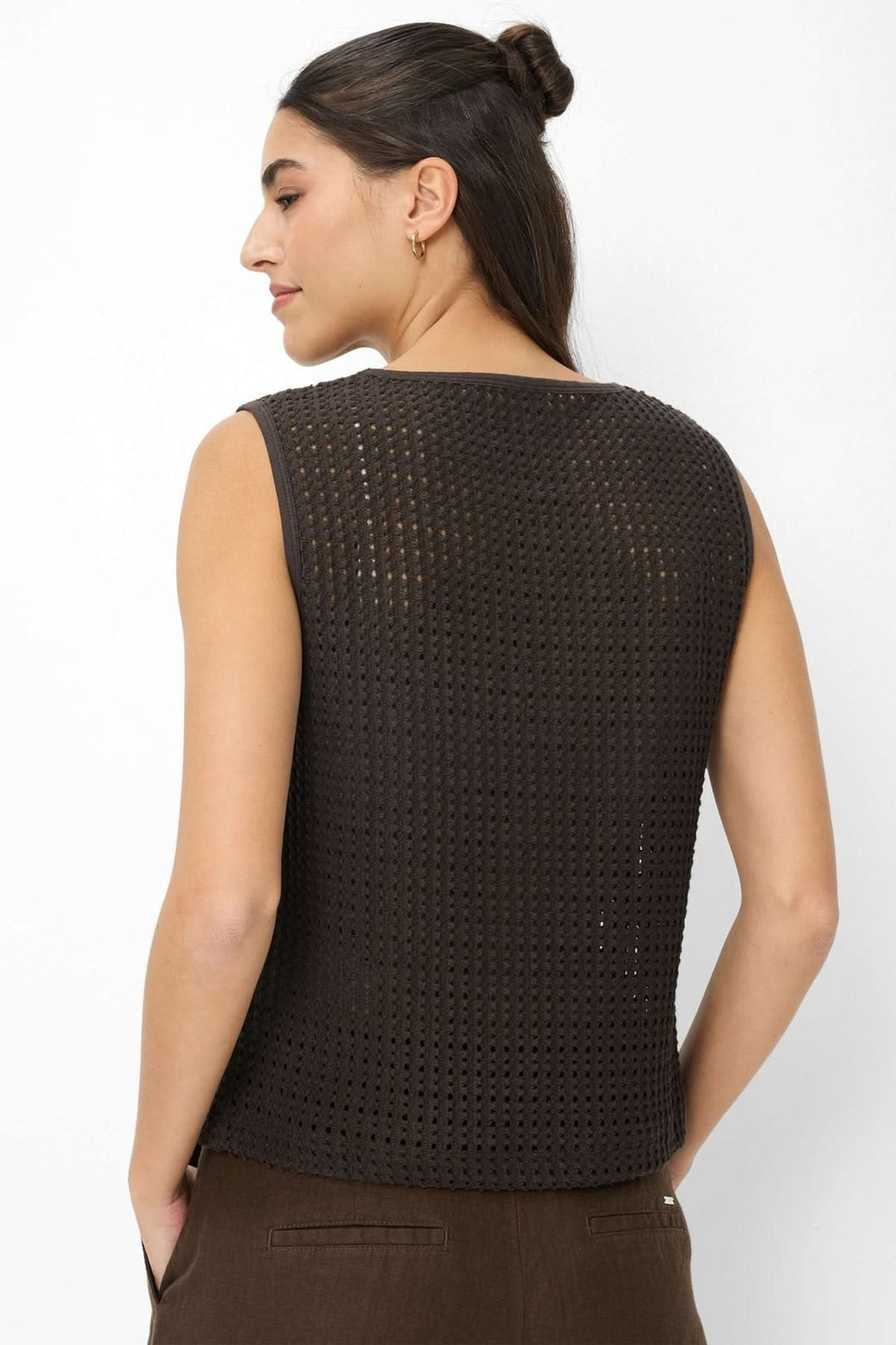 Femme portant la Veste sans manches ajouré INA, coupe droite en maille respirante, idéale pour l&