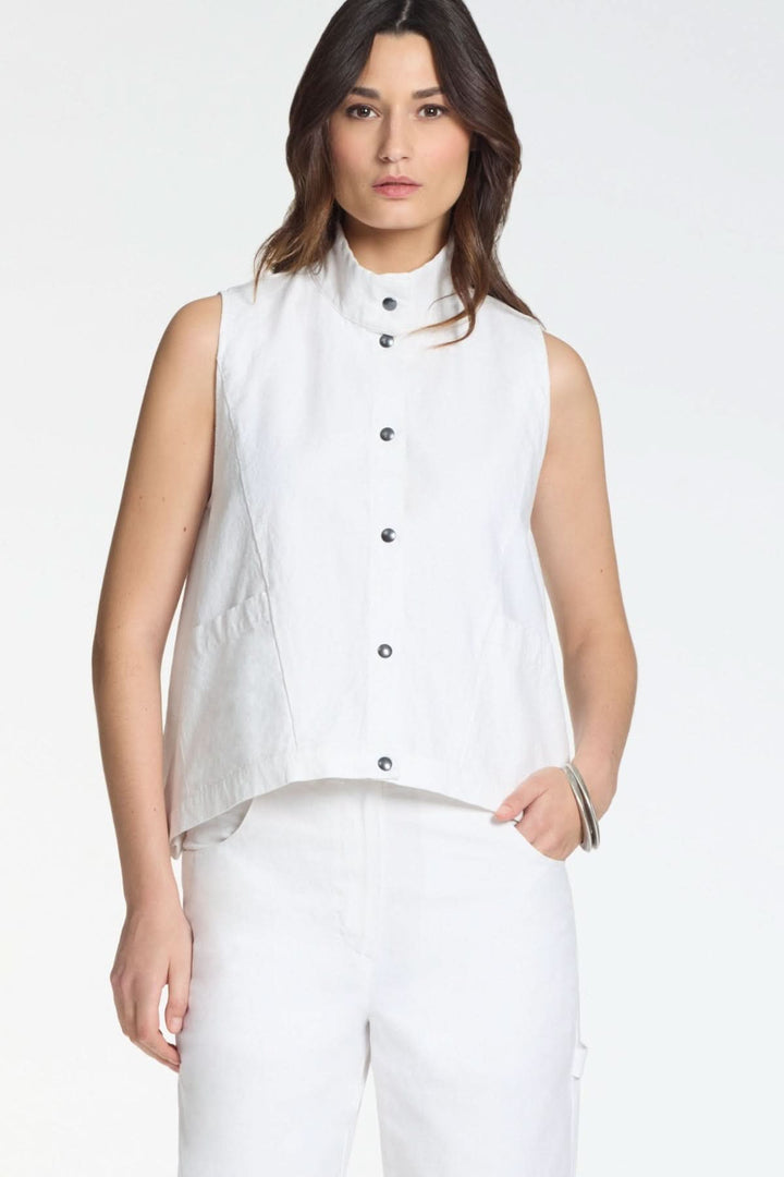 Veste sans manches à col montant, design fluide pour un style moderne, confort optimal avec finition épurée et poches discrètes.