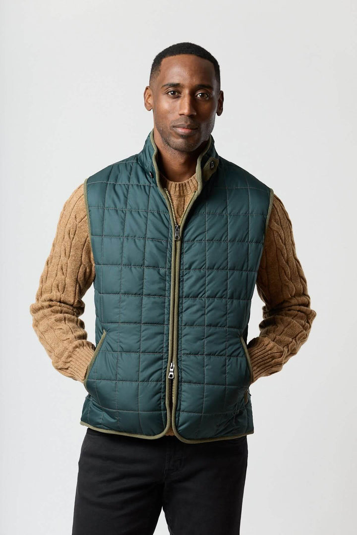 Homme portant une Veste sans manches matelassée avec détails en velours côtelé, style élégant et intemporel.