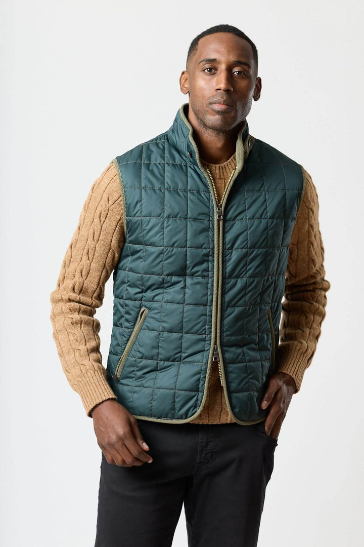 Homme portant une veste sans manches matelassée avec détails en velours côtelé, style sophistiqué et texturé, Waterville.