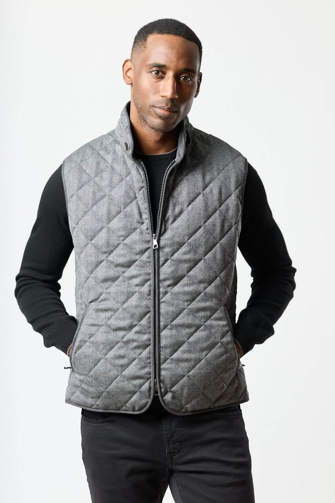 Veste sans manches matelassée en laine à motif chevrons portée par un homme, élégance italienne et chaleur urbaine.