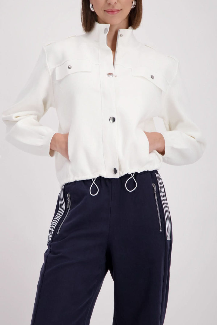 Veste structurée à col montant, élégante et contemporaine, pour structurer la silhouette avec finesse. Disponible pour tenues habillées ou quotidiennes.