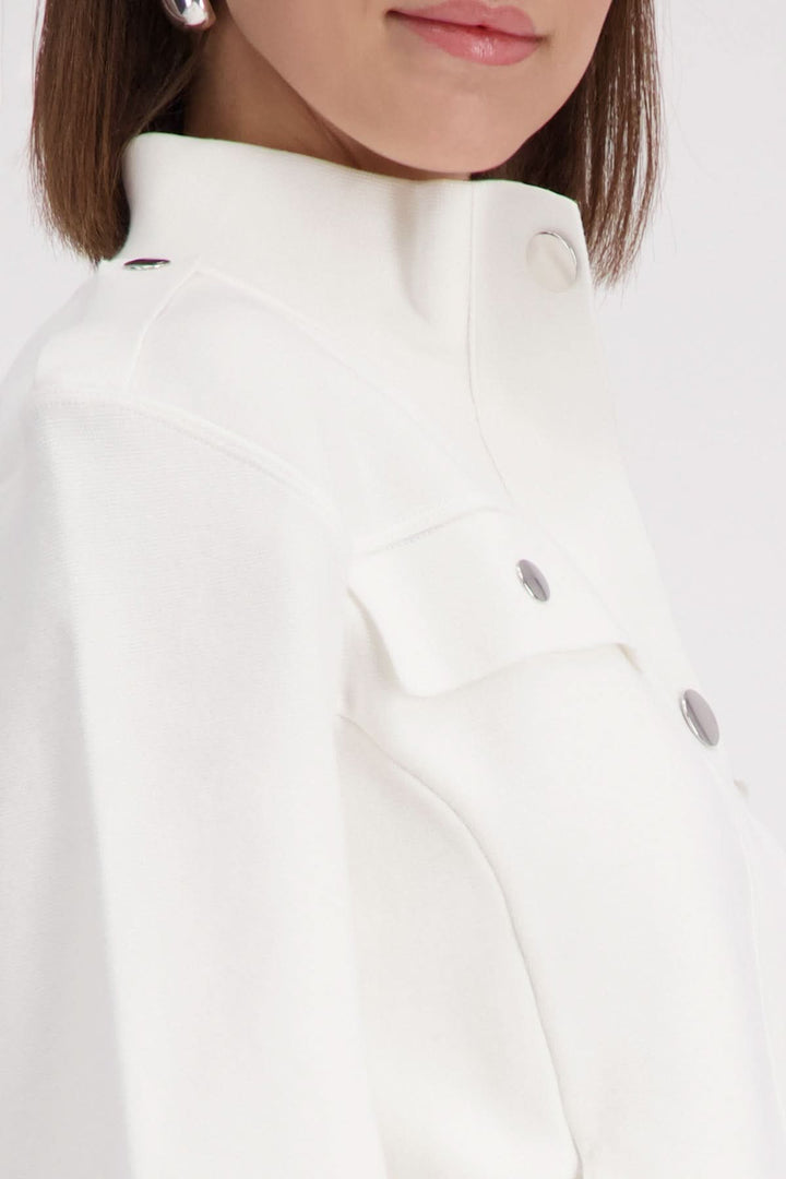 Veste structurée à col montant blanche avec coupe moderne et détails élégants, idéale pour rehausser diverses tenues.