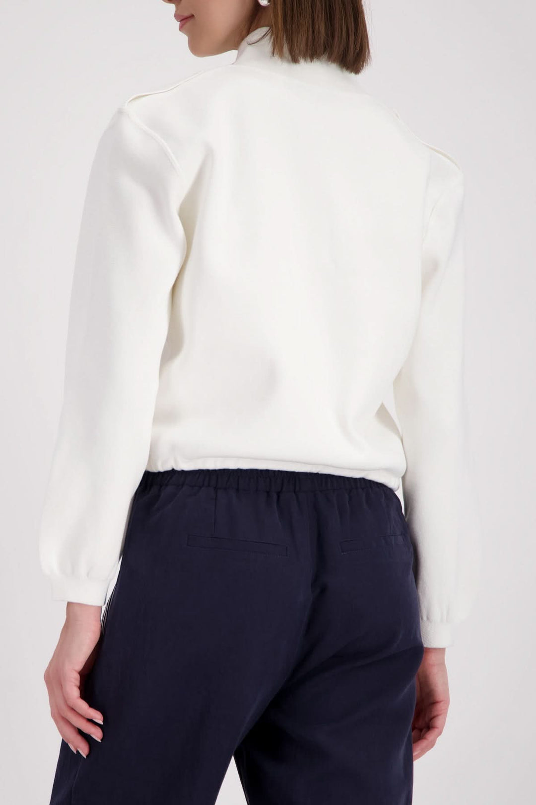 Veste structurée à col montant vue de dos, élégance contemporaine, coupe ajustée, polyvalente pour tenue quotidienne.