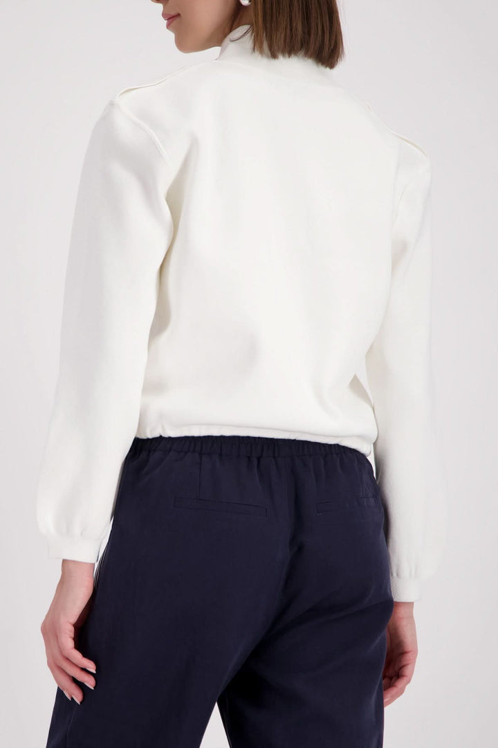 Veste structurée à col montant vue de dos, élégance contemporaine, coupe ajustée, polyvalente pour tenue quotidienne.