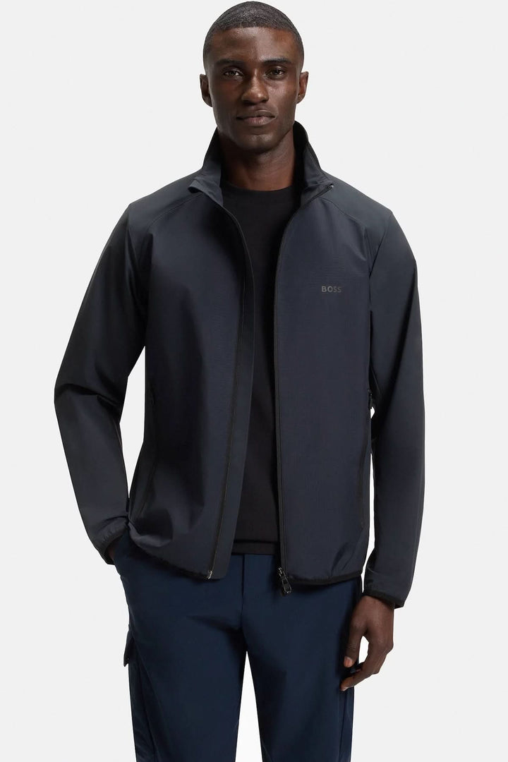 Veste urbaine légère et élégante, idéale pour les journées fraîches avec coupe ajustée et tissu déperlant.