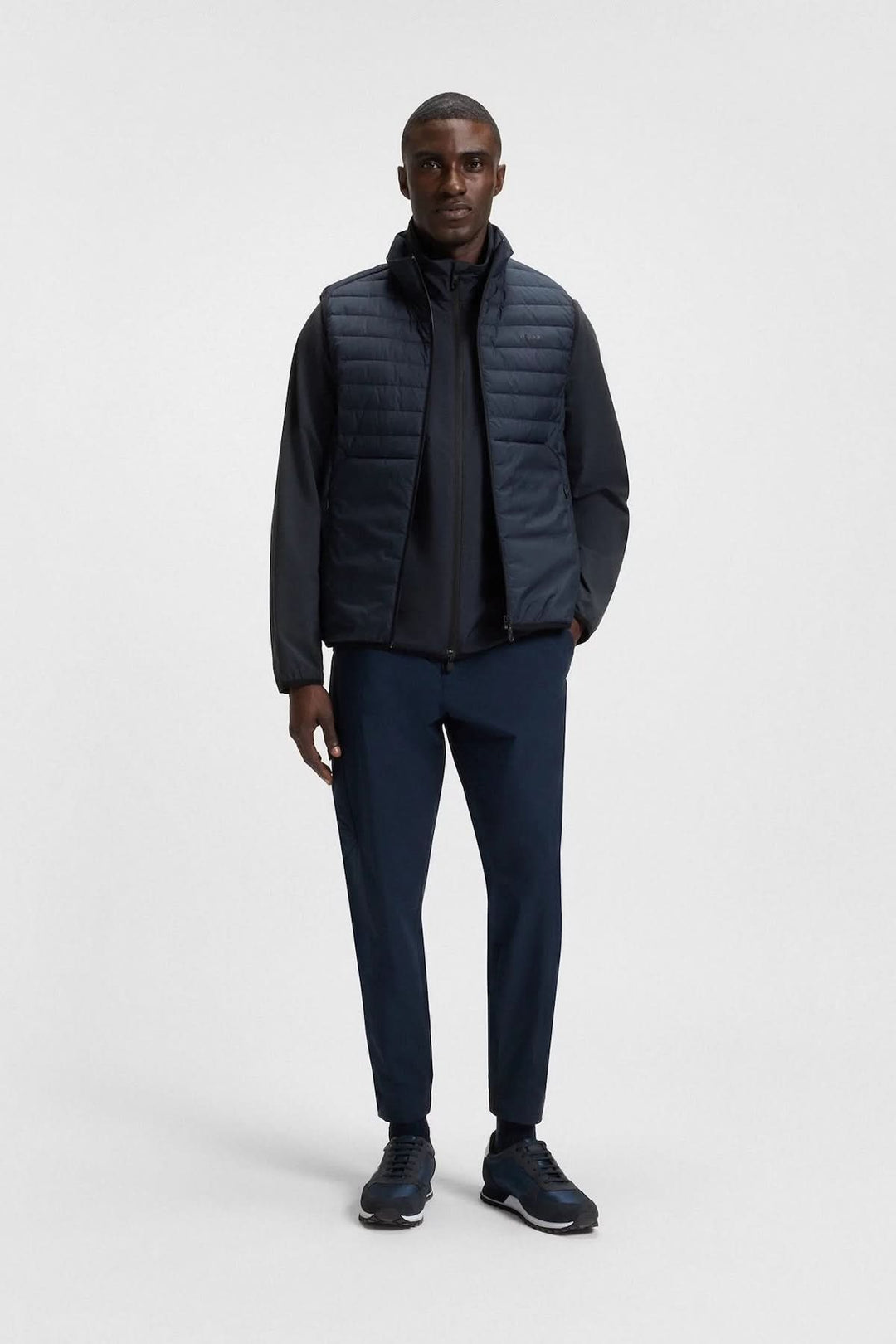 Homme en veste urbaine légère et moderne, parfaite pour les superpositions, avec un look élégant et performant.