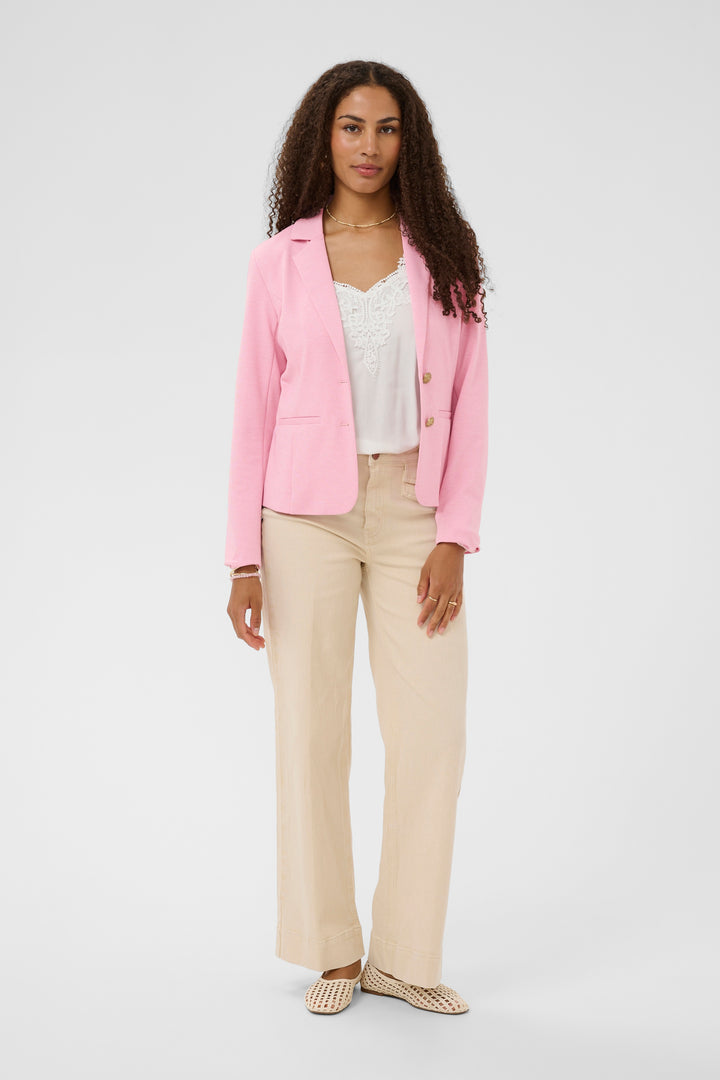 Veston Anett rose sur mannequin, coupe ajustée avec revers classique, boutons décoratifs, idéal pour tenues professionnelles ou décontractées.