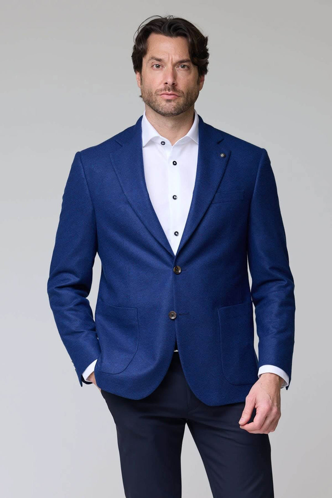 Homme portant un veston Carvin en laine à deux boutons, élégant et moderne, pour looks professionnels raffinés.