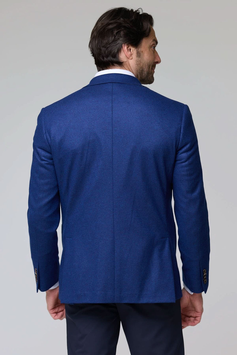 Homme portant un Veston DARWIN 100% Cachemire à deux boutons, vu de dos, couleur bleu, avec col à revers classique et poches plaquées.