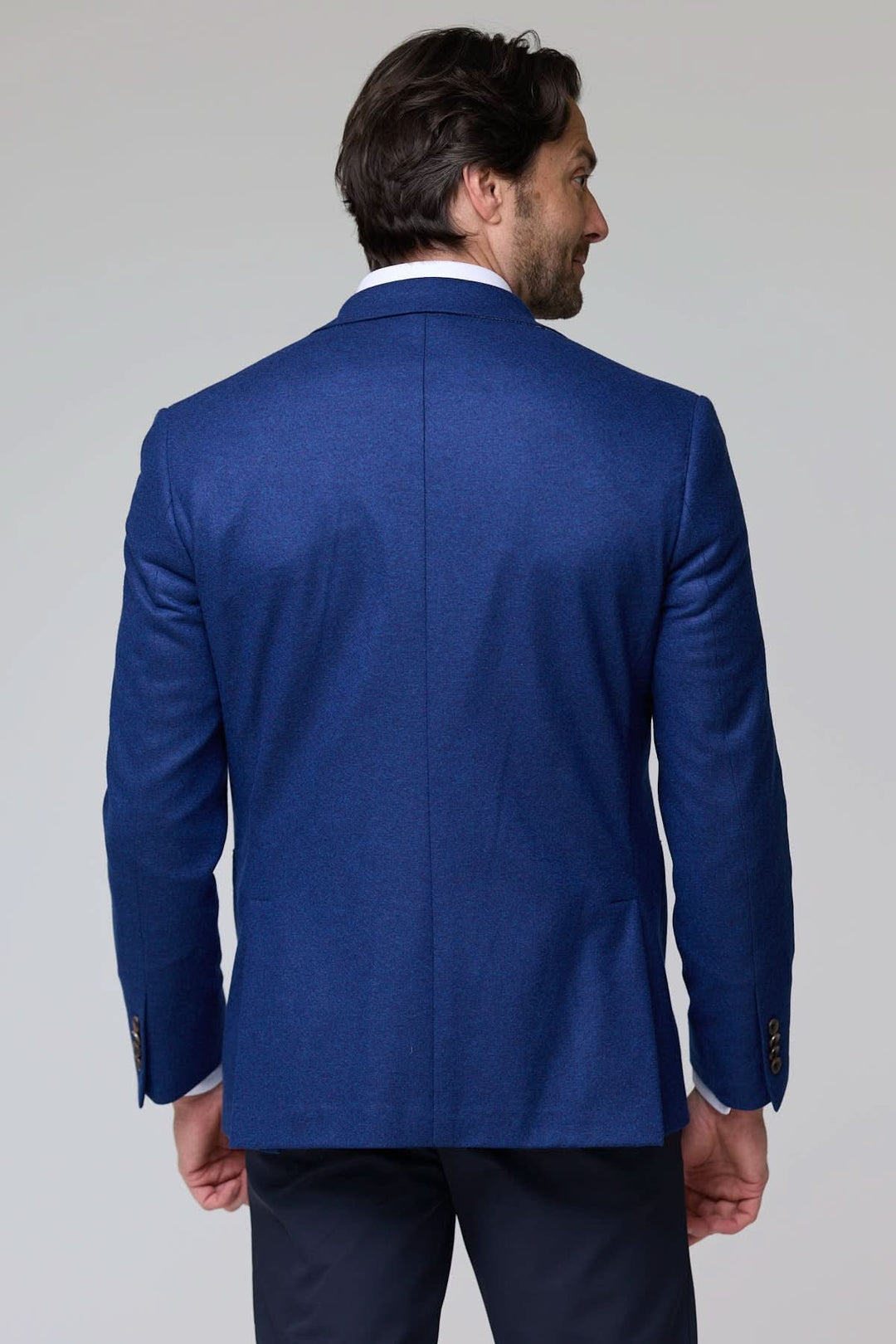 Homme portant un Veston DARWIN 100% Cachemire à deux boutons, vu de dos, couleur bleu, avec col à revers classique et poches plaquées.