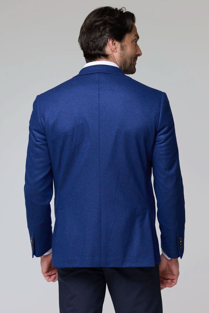 Homme portant un Veston DARWIN 100% Cachemire à deux boutons, vu de dos, couleur bleu, avec col à revers classique et poches plaquées.