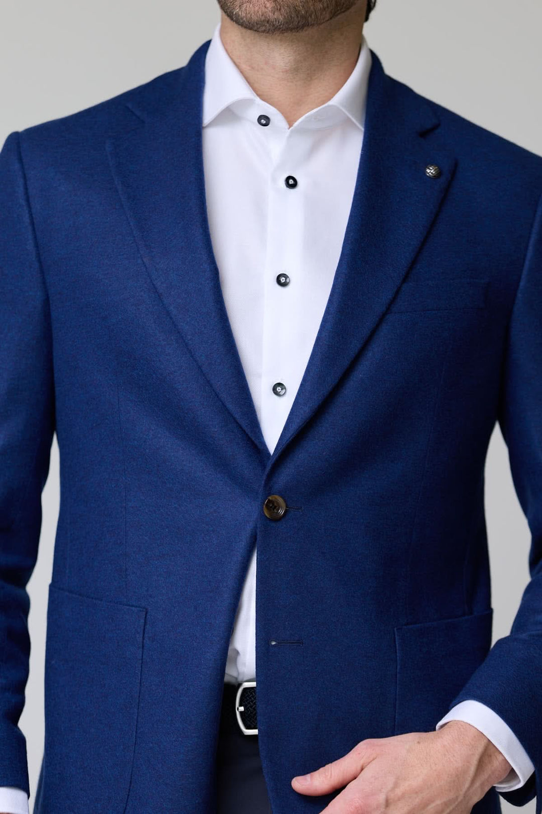 Homme portant un Veston DARWIN 100% Cachemire à deux boutons, élégant, bleu, avec col à revers classique et poches plaquées.