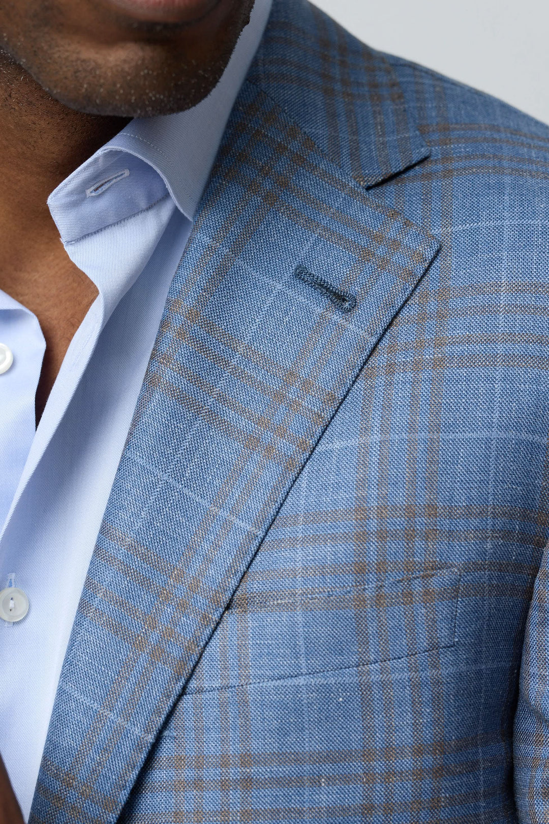 Veston à carreaux en laine, soie et lin bleu clair avec design élégant et moderne, idéal pour un style décontracté chic.