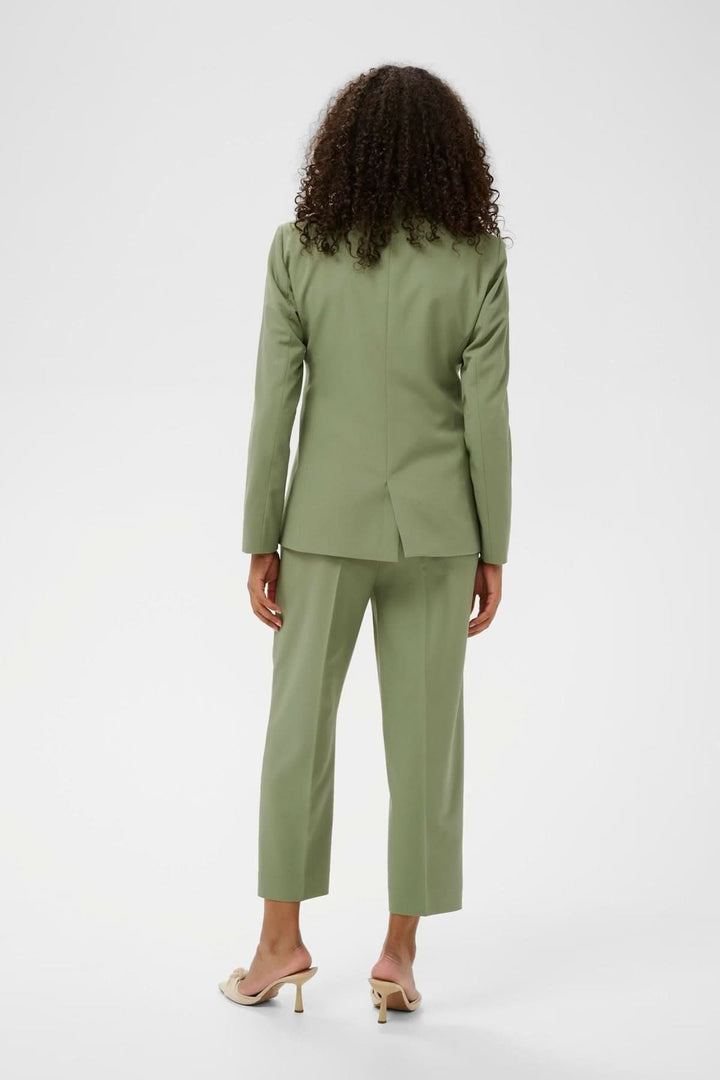 Veston à coupe droite vert pour femme, vue arrière, montrant une silhouette élégante et professionnelle, idéal pour le bureau et occasions spéciales.