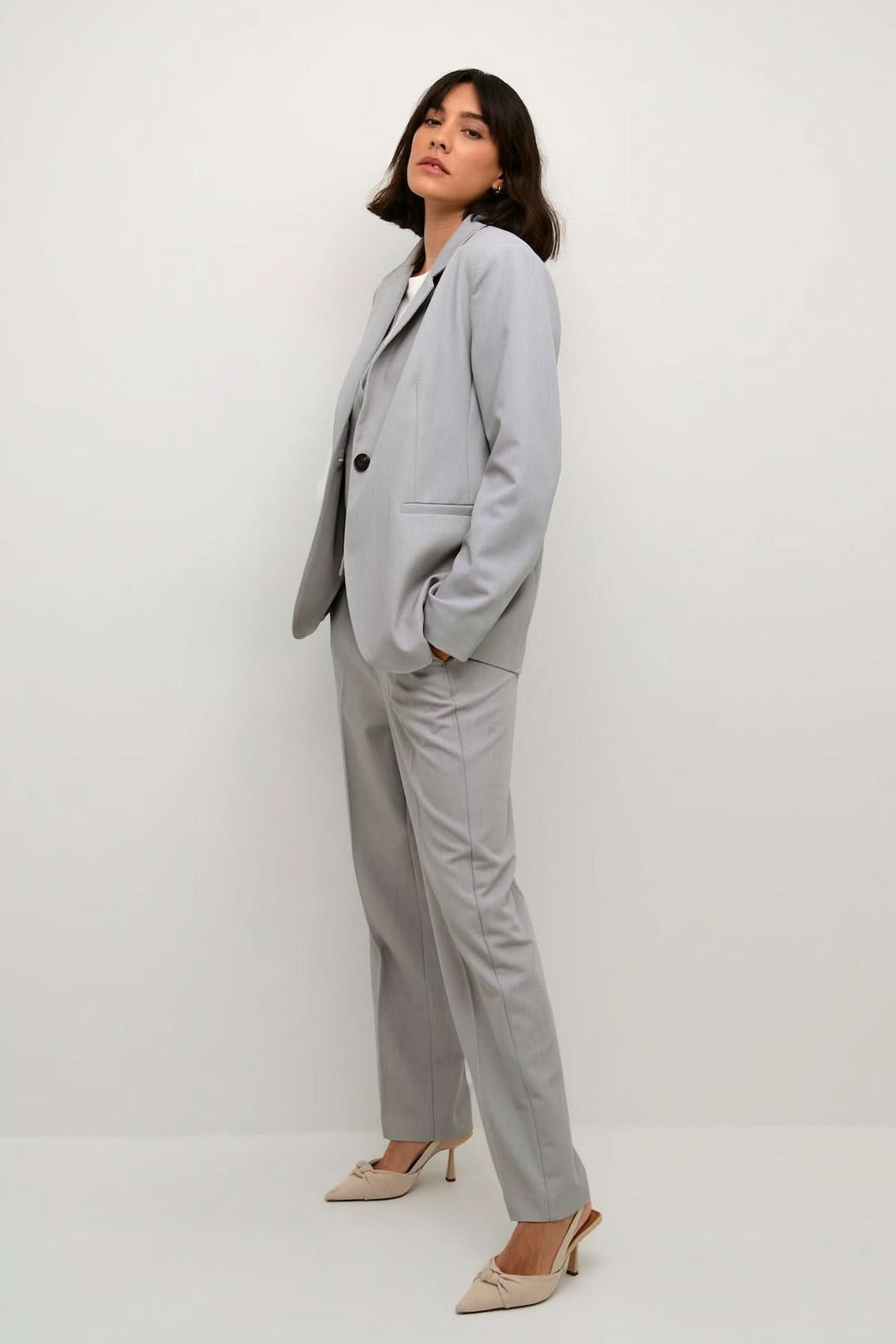 Veston à coupe droite élégant et structuré pour une allure professionnelle, vue en pied sur fond blanc.