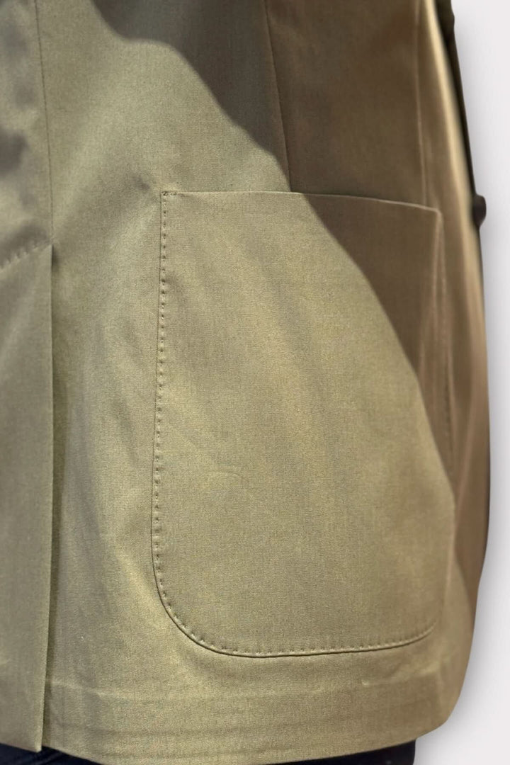 Veston en coton kaki de Corneliani, montrant une poche latérale élégante et tissu de haute qualité.