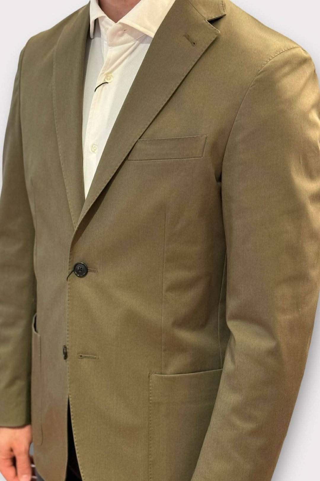 Veston en coton kaki de Corneliani, élégant et polyvalent, pour des occasions décontractées ou formelles.