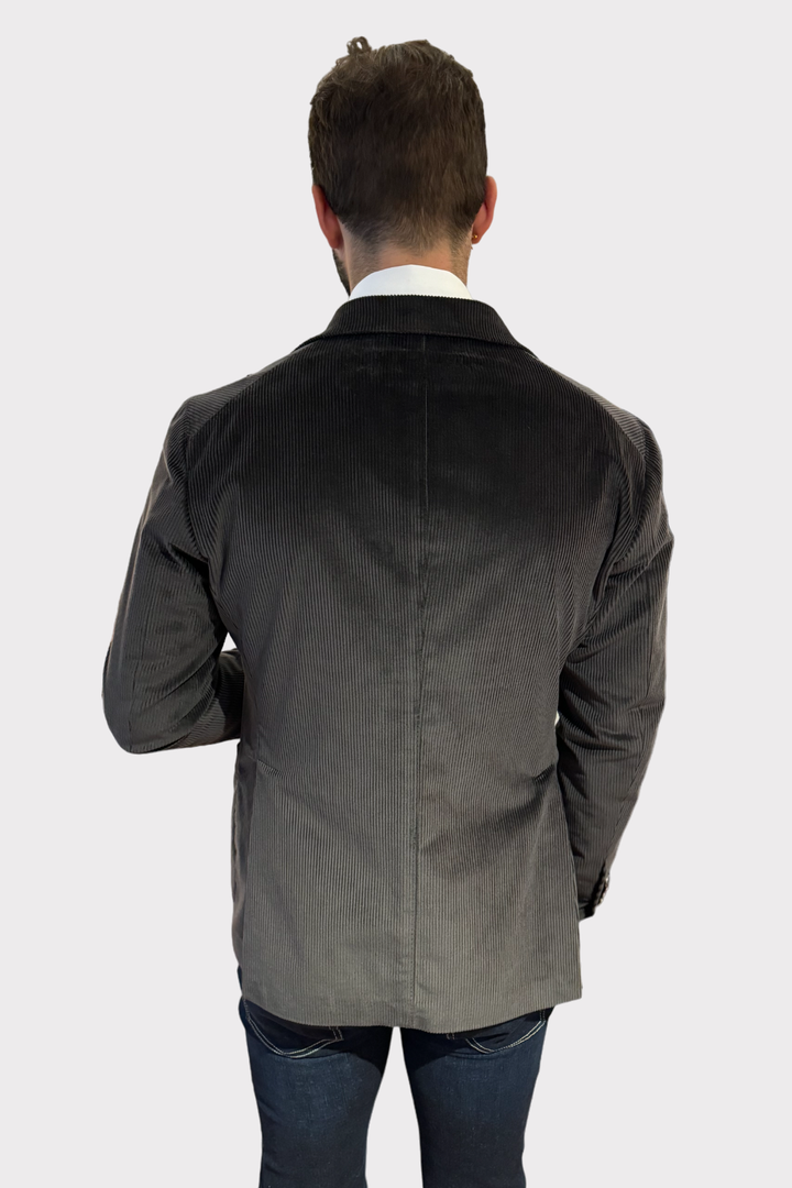 Blazer en velours côtelé gris vu de dos, alliant élégance et confort, idéal pour des occasions décontractées.