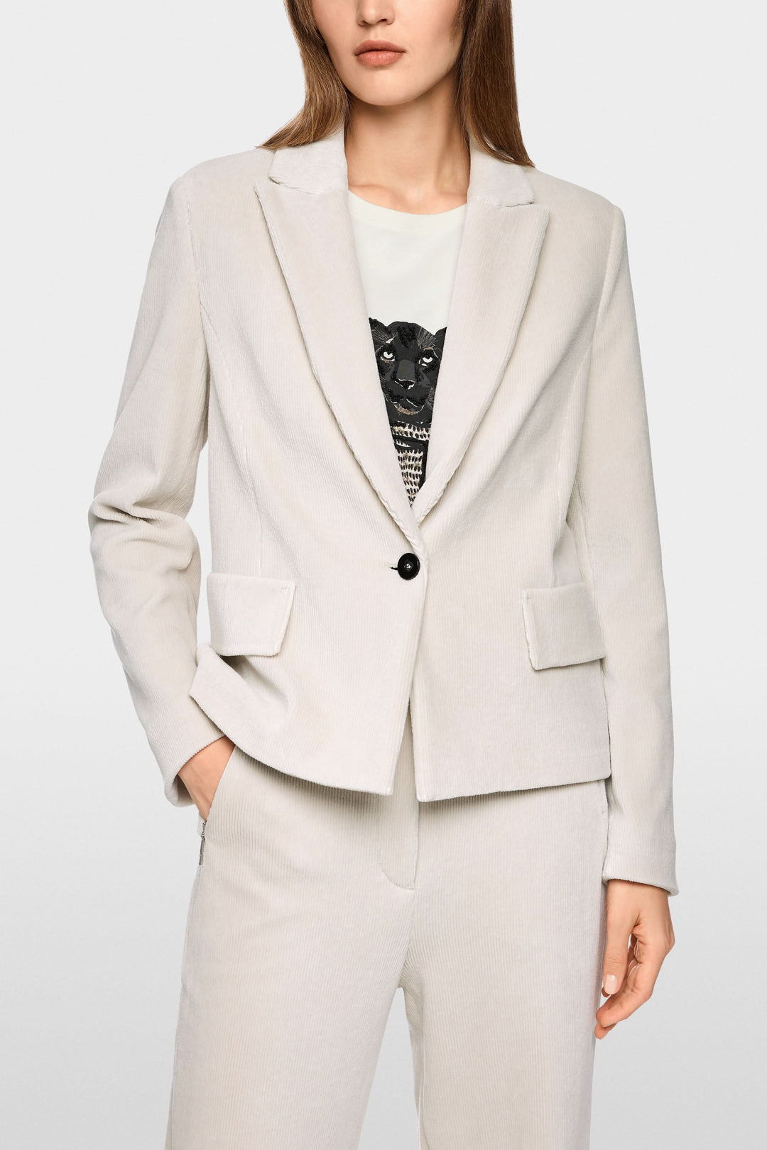 Veston en velours côtelé élégant avec fermeture à un bouton, idéal pour un look chic et moderne, parfait pour le bureau et les sorties.