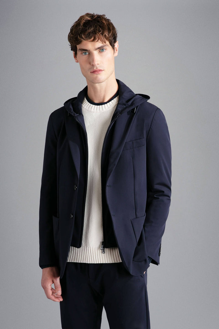 Homme portant un veston extensible à capuchon de Paul and Shark, élégant et confortable, en style contemporain.