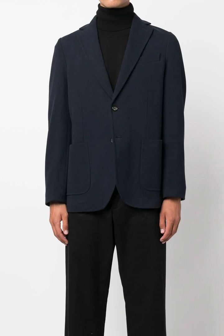 Veston extensible de coton doux avec col à revers et boutons en corne, offrant confort et élégance moderne.