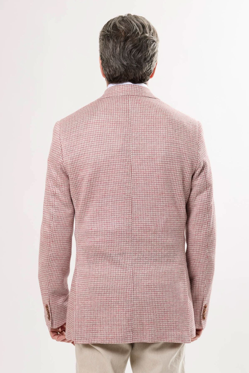 Veston motif pied-de-poule bicolore vu de dos, idéal pour un look chic et élégant.
