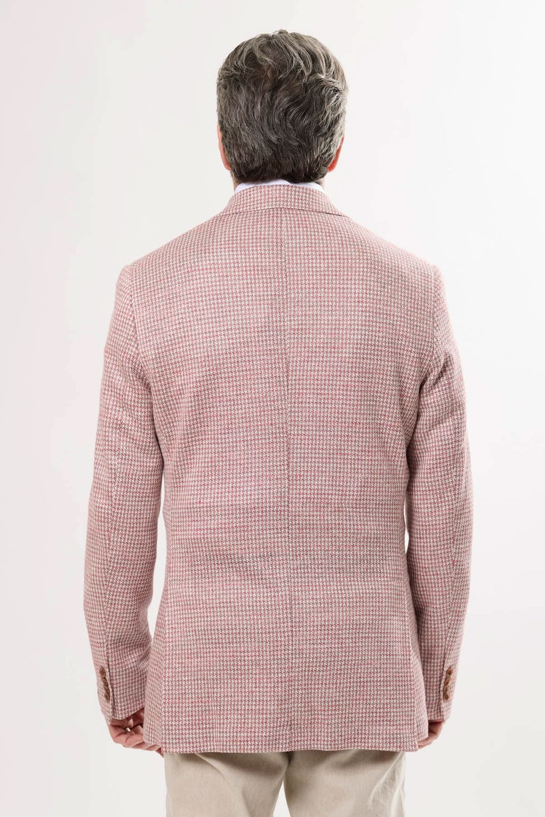 Veston motif pied-de-poule bicolore vu de dos, idéal pour un look chic et élégant.