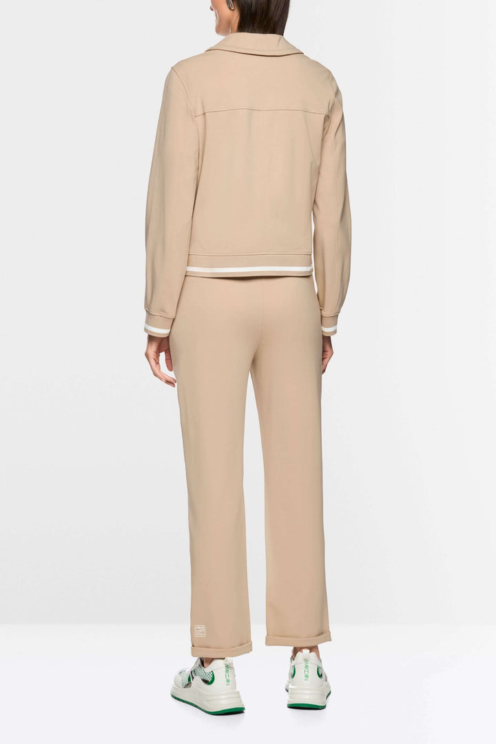 Veston sportif à détails rayés, coupe courte structurée et capuchon, vue de dos.