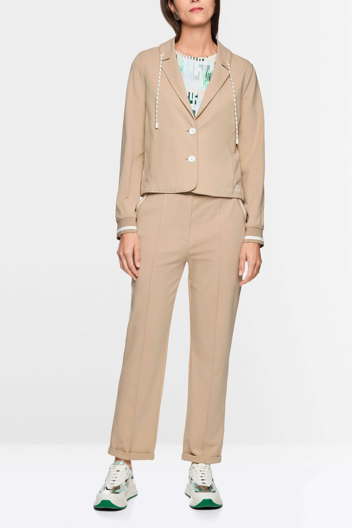 Veston sportif à détails rayés avec capuchon à cordon, coupe courte et structurée, chic et décontracté.