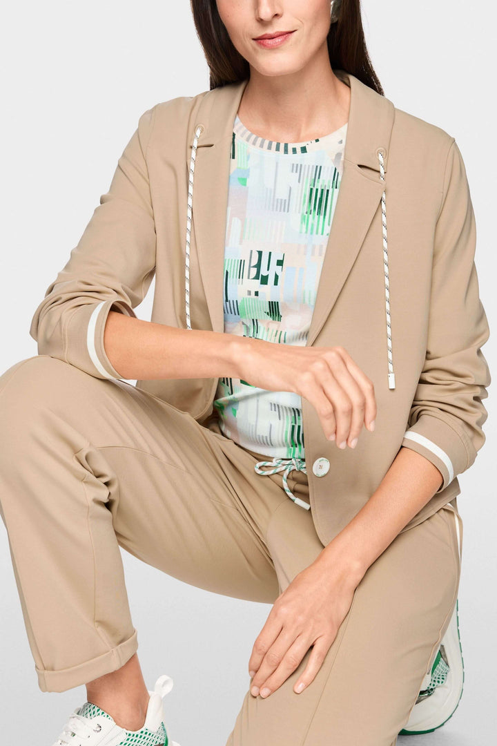 Veston sportif à détails rayés beige avec capuchon intégré pour un look chic et décontracté