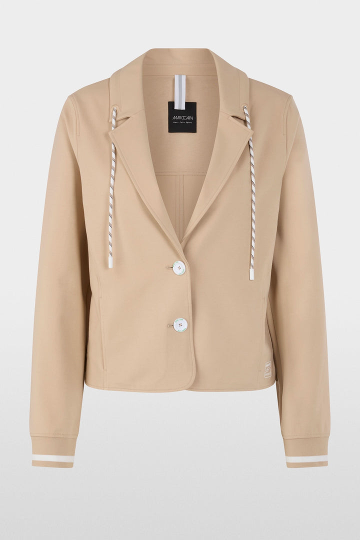 Veston sportif à détails rayés pour un style chic et décontracté, coupe courte et capuchon intégré, réinventant le classicisme du tailleur.