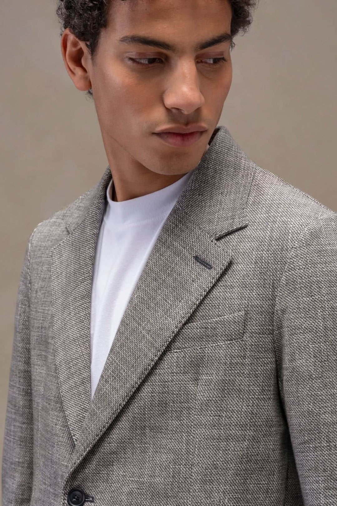 Veston texturé en polaire avec col à revers et boutons en corne, pour un style à la fois décontracté et sophistiqué.