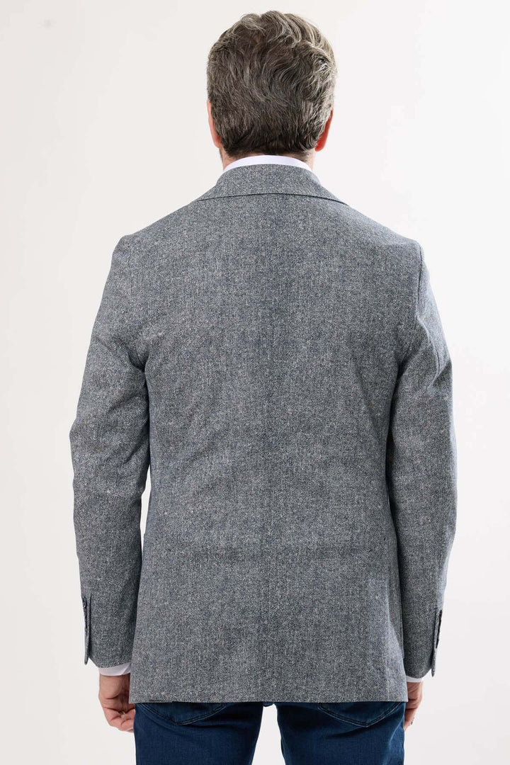 Veston clair à texture subtile, vue de dos, style décontracté chic pour occasions estivales.