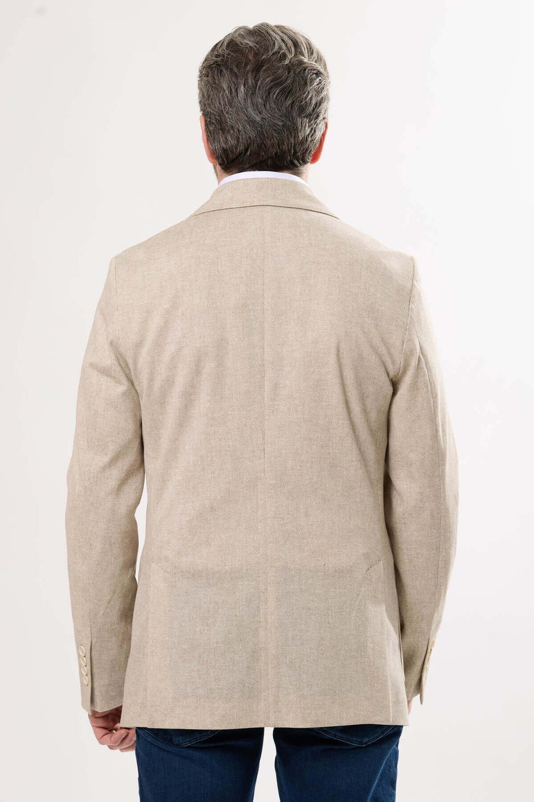 Veston beige à texture subtile, vue arrière, idéal pour un look chic décontracté en été.