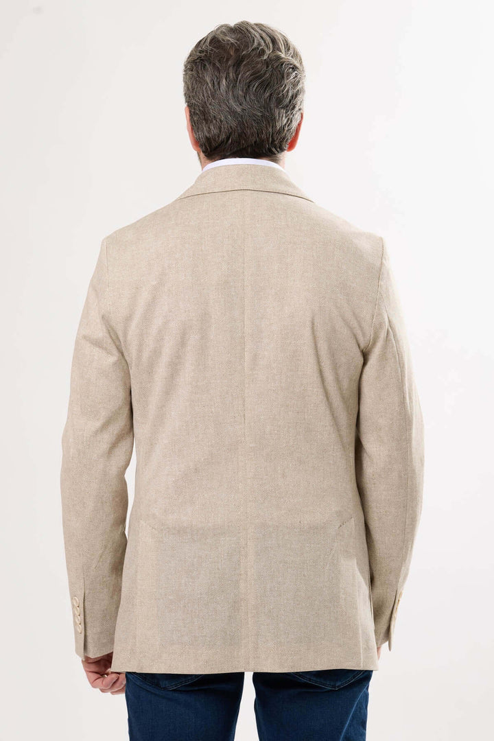 Veston beige à texture subtile, vue arrière, idéal pour un look chic décontracté en été.