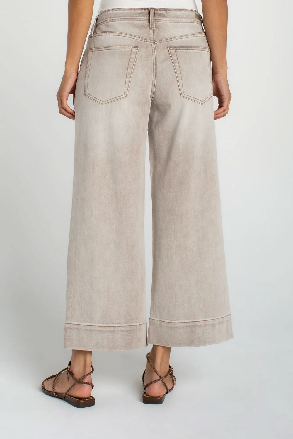 Jeans large cropped taille mi-haute avec jambe large et longueur cheville, vue arrière.