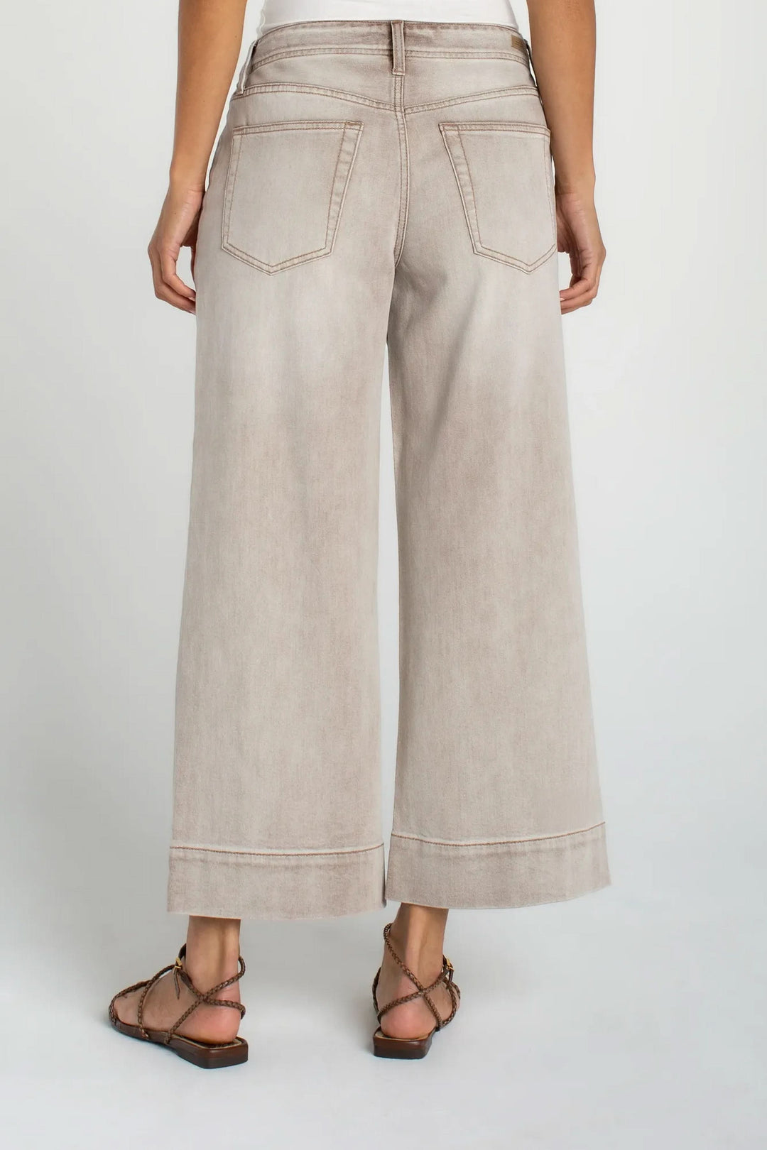 Jeans large cropped taille mi-haute avec jambe large et longueur cheville, vue arrière.