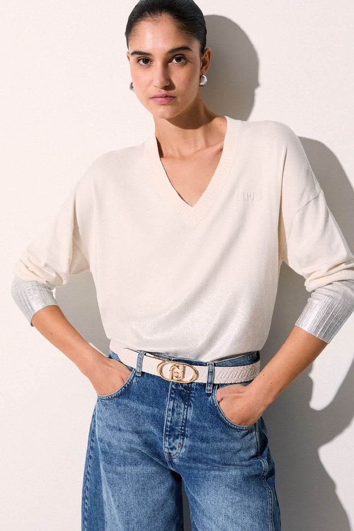 V-neck knit with three-quarter sleeves