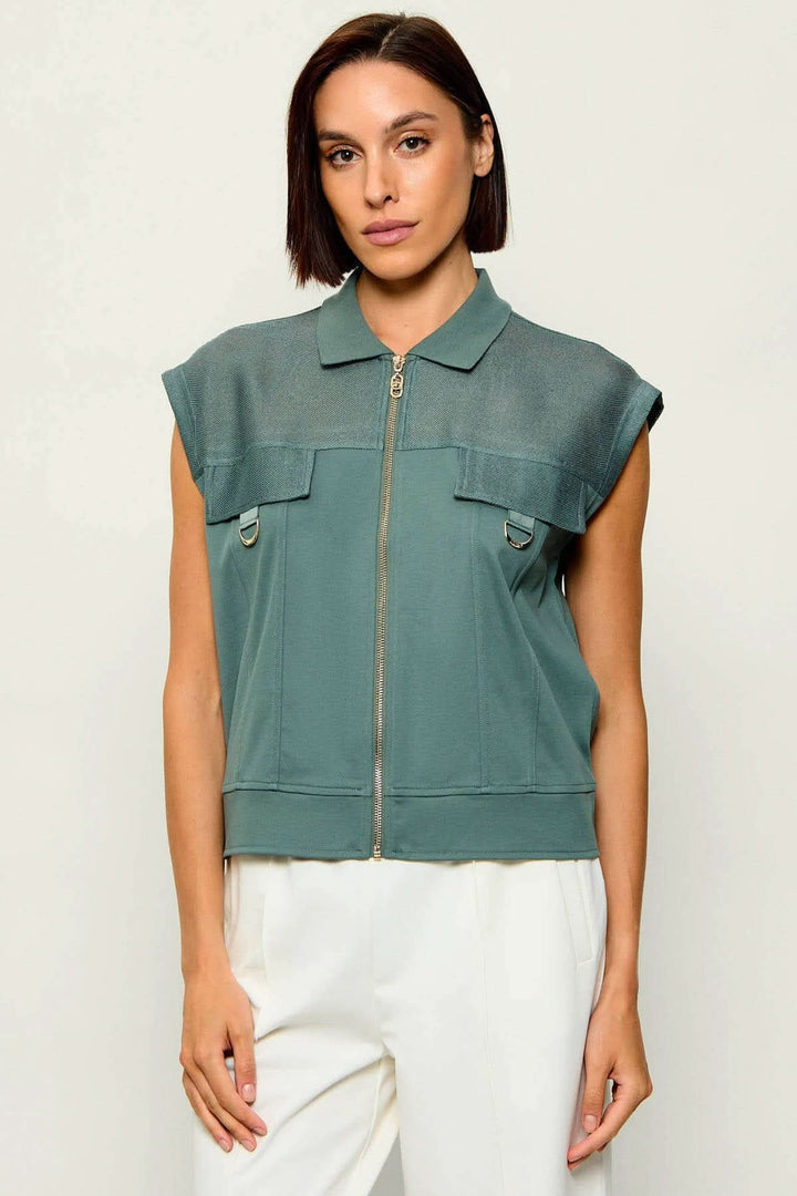 Sleeveless jacket with a zipper