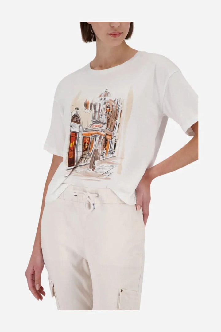 T-shirt imprimé urbain avec illustration artistique de scène de rue européenne, style décontracté, col rond et manches courtes.
