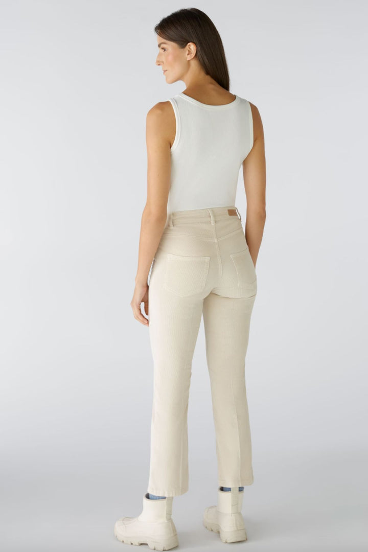 Pantalon en velours côtelé, légèrement évasé, taille moyenne, vue arrière, style décontracté.