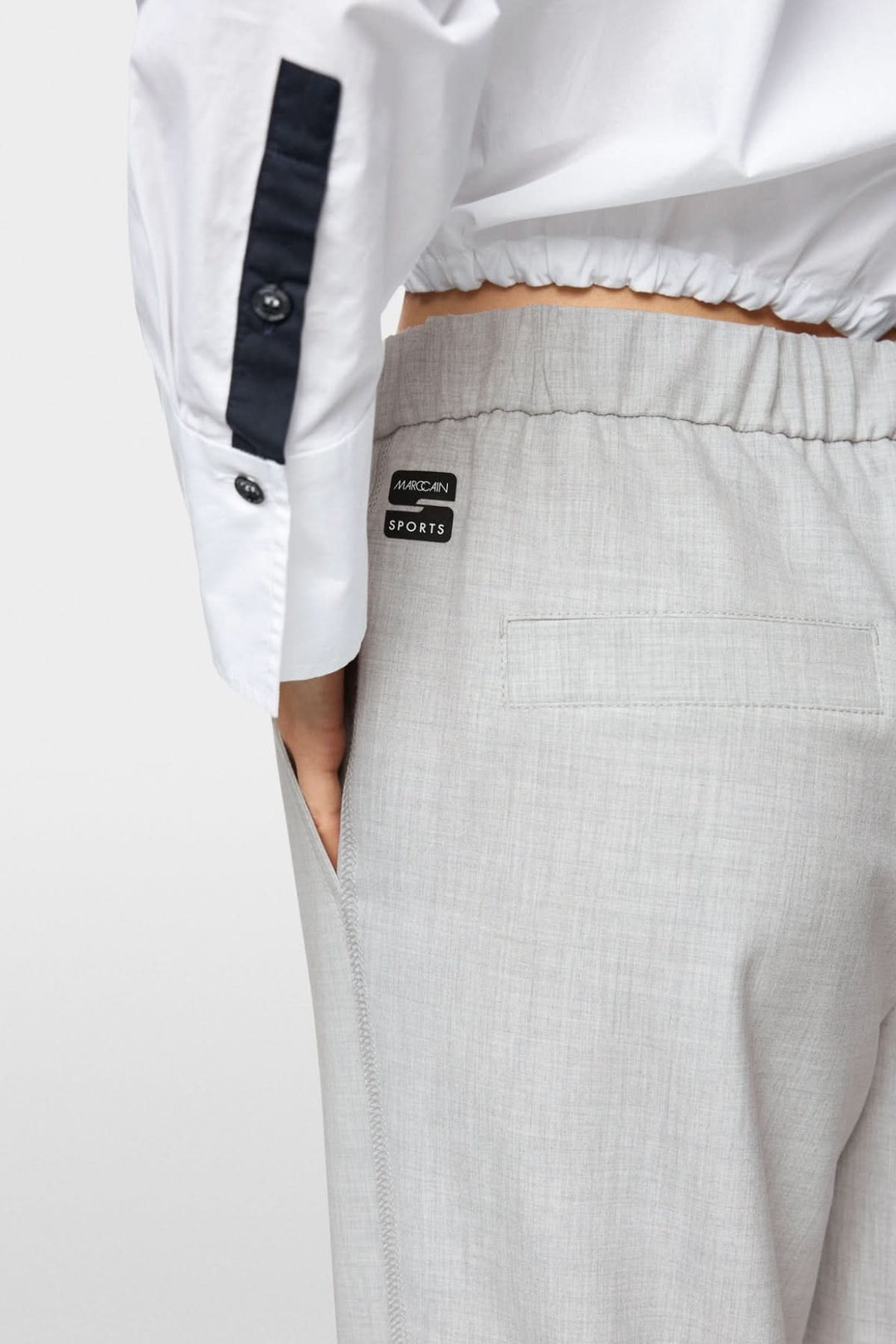 Détail du pantalon élastique WASHINGTON avec taille ajustable et tissu confortable.