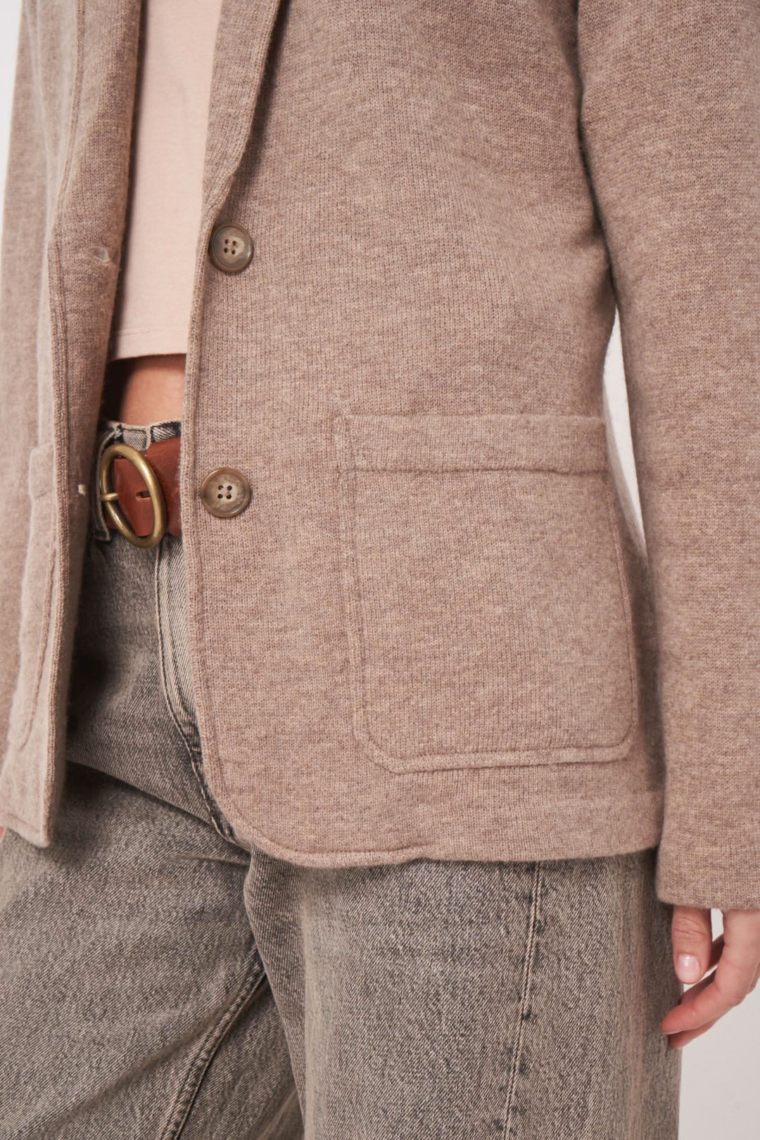 Veston en maille en mélange de laine et cachemire, avec une coupe moderne et poches plaquées.