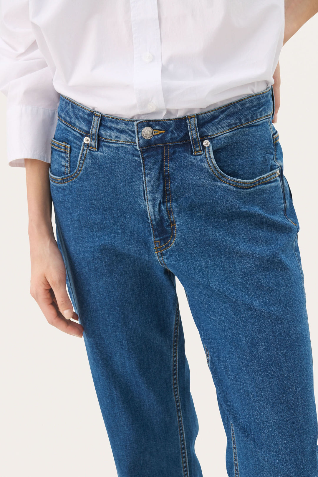 Jean Judyas à jambe droite, taille régulière en denim souple, idéal pour un look moderne et décontracté.