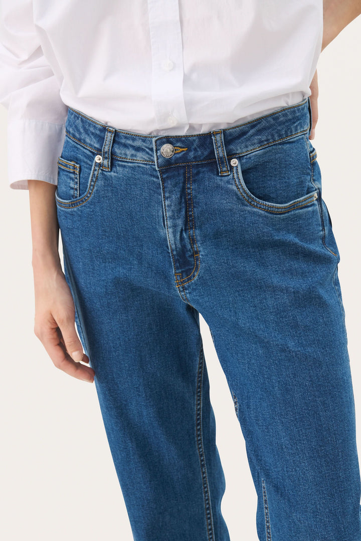 Jean Judyas à jambe droite, taille régulière en denim souple, idéal pour un look moderne et décontracté.
