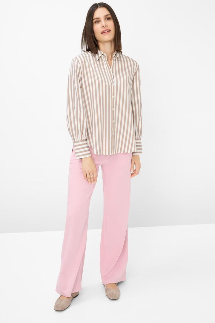 Chemise Vic à rayures verticales avec col classique, portée avec un pantalon rose, pour un look élégant.