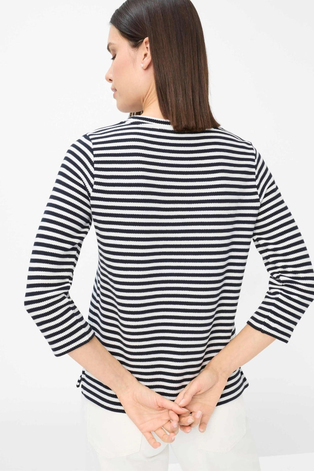 Chandail rayé Bonnie en pur coton, coupe droite et encolure ronde, porté avec manches trois quarts.
