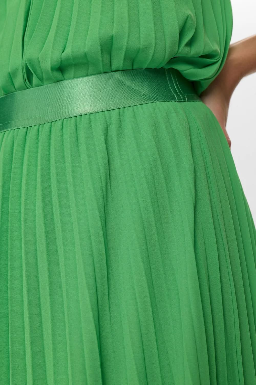 Image détaillée de la jupe longue plissée à fines bretelles avec ceinture structurée en tissu léger vert.