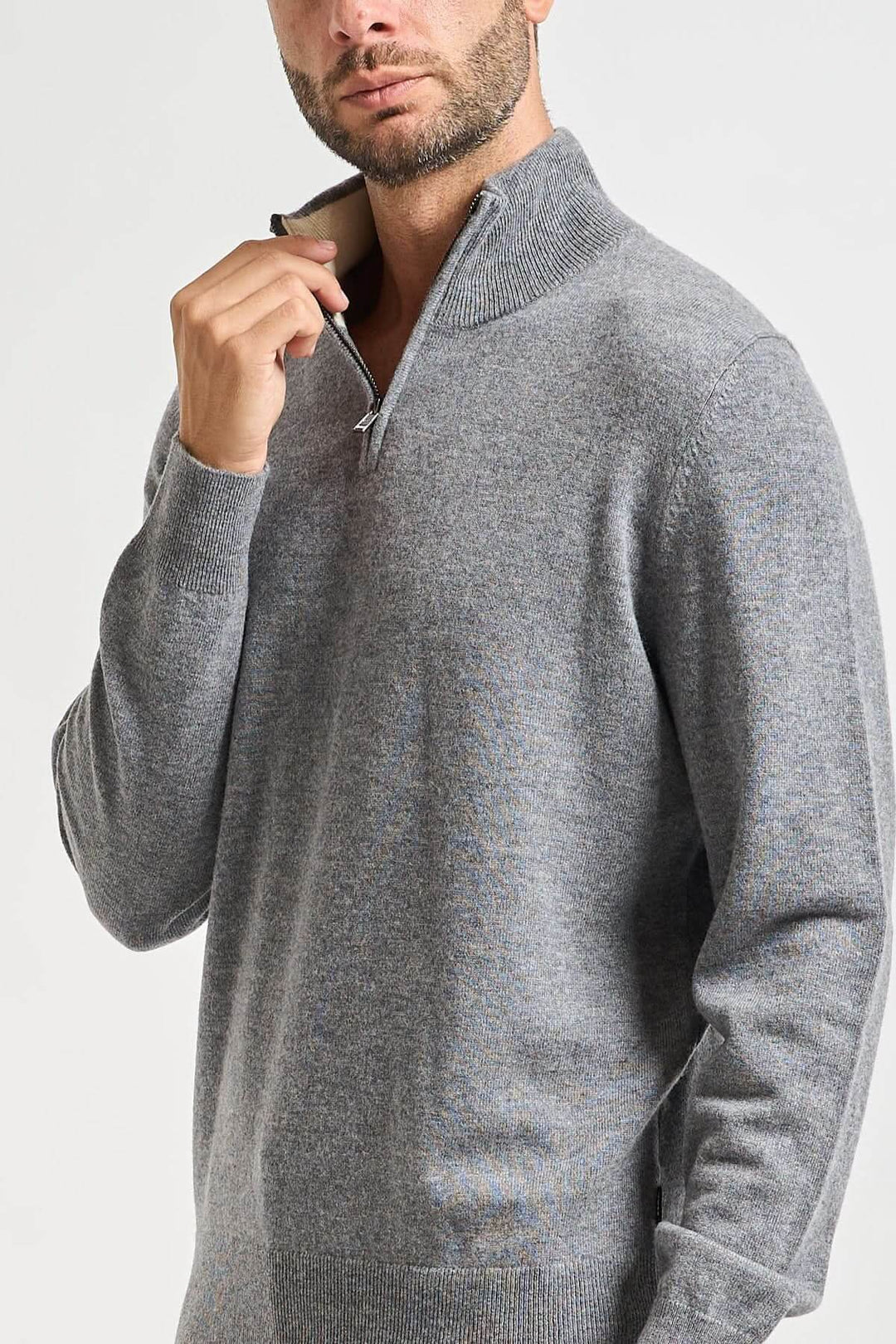 Fitted virgin wool sweater with round neck Fit